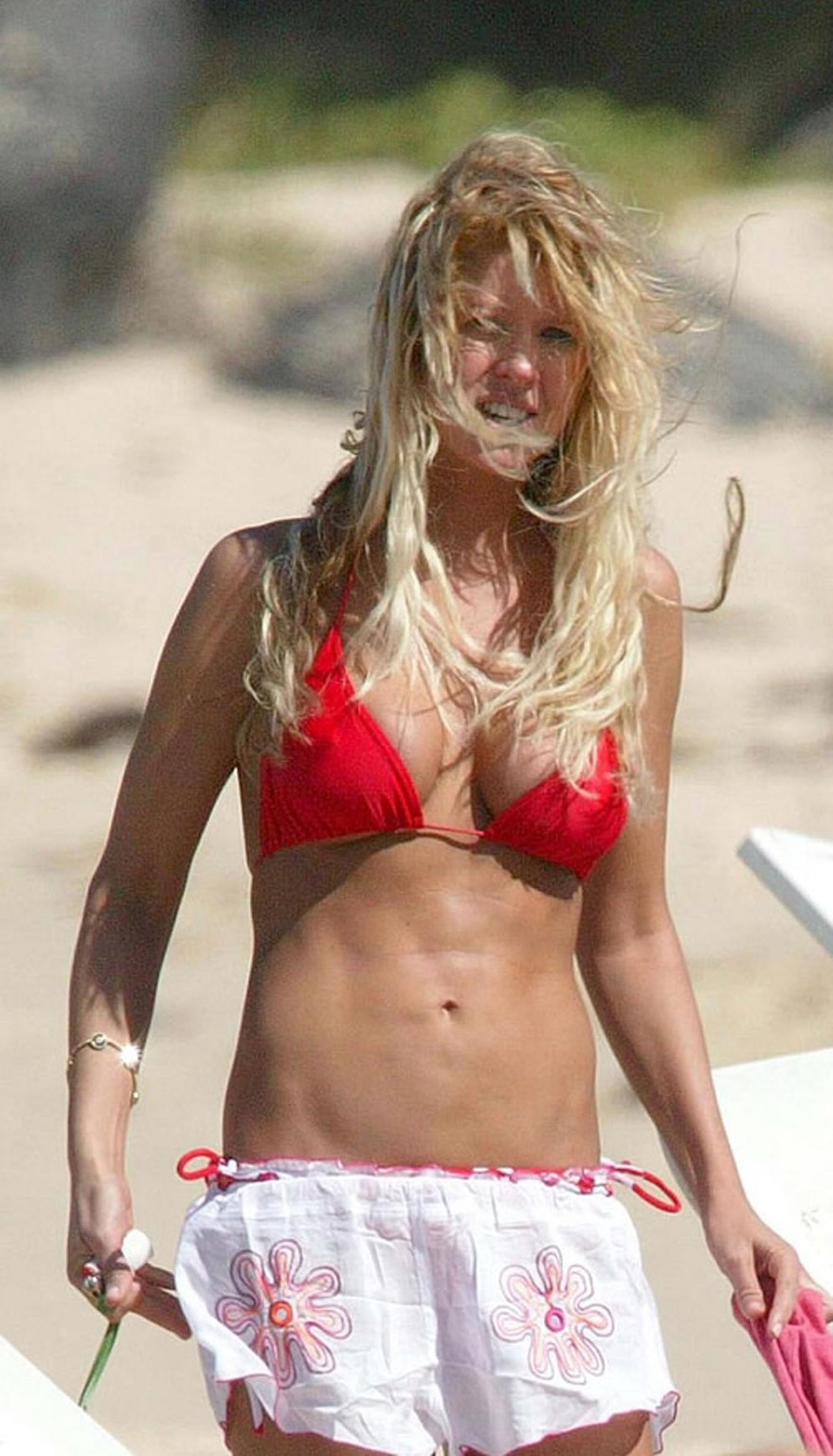 ブラックドレスで胸の谷間を強調したTara Reid
 #75291299