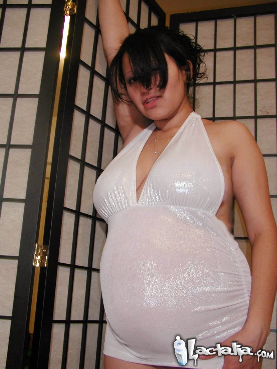 Schwangere cutie zeigt ihren Bauch und Hintern
 #70078421