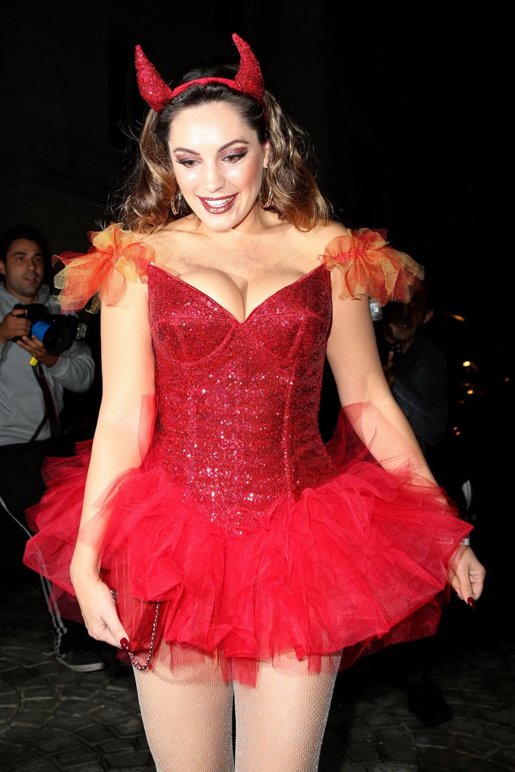 Kelly Brook busty e leggy in piccolo costume rosso diavolo e calze a halloween
 #75182341