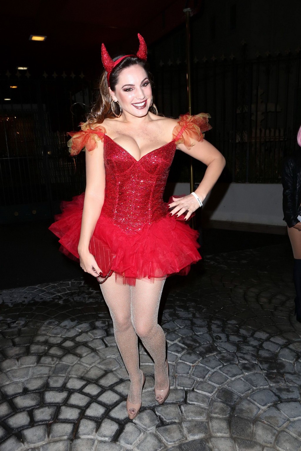 Kelly Brook busty e leggy in piccolo costume rosso diavolo e calze a halloween
 #75182355