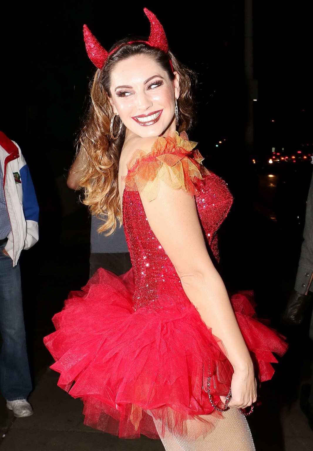 Kelly Brook busty e leggy in piccolo costume rosso diavolo e calze a halloween
 #75182393