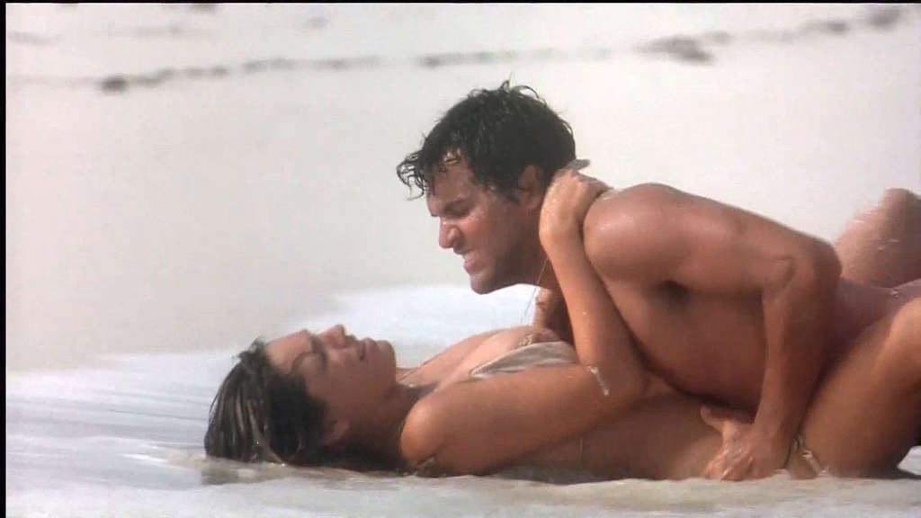 Kelly brook exponiendo sus bonitas tetas grandes y su gran culo en la playa en una película
 #75342131