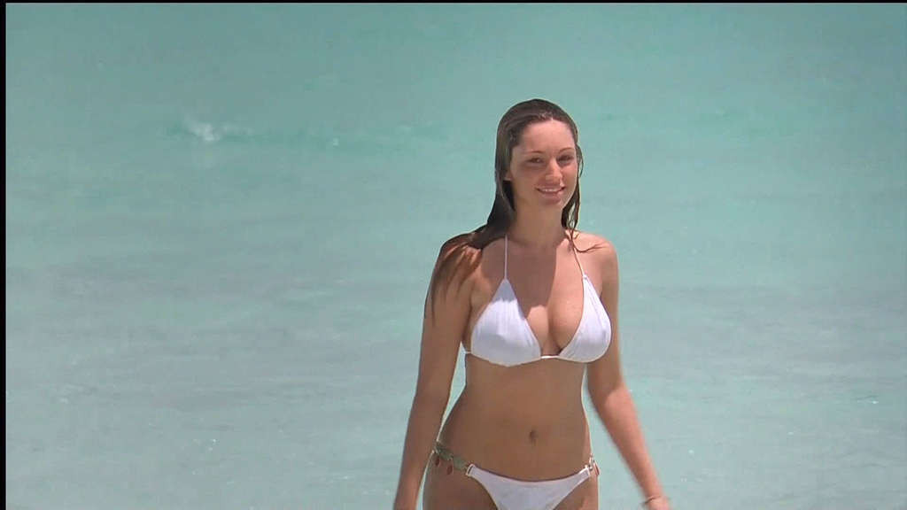 Kelly brook exposant ses beaux gros seins et son super cul sur la plage dans un film #75342144