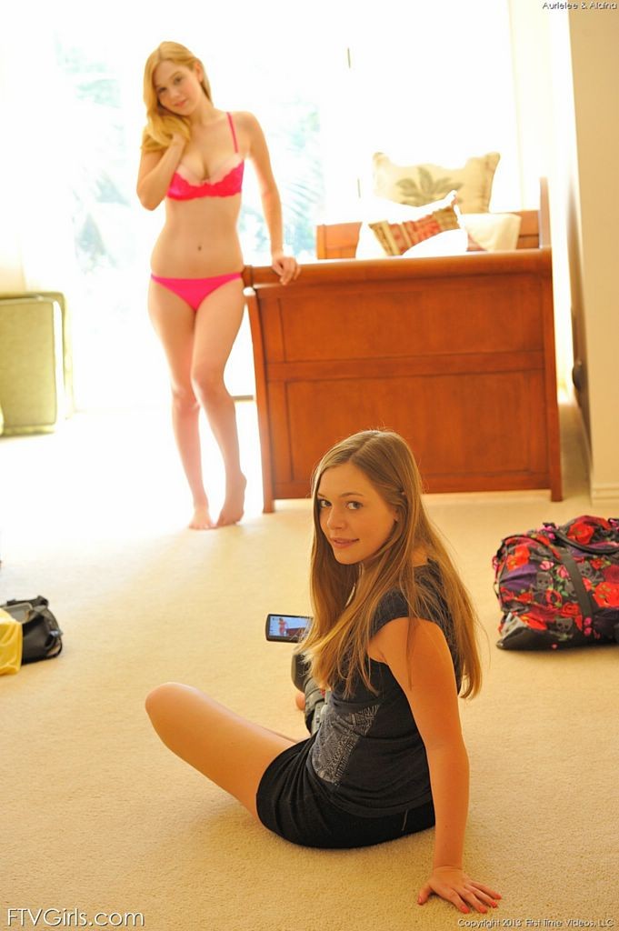 Süße Teenie-Mädchen experimentieren mit der Kamera und Nacktheit
 #67266546