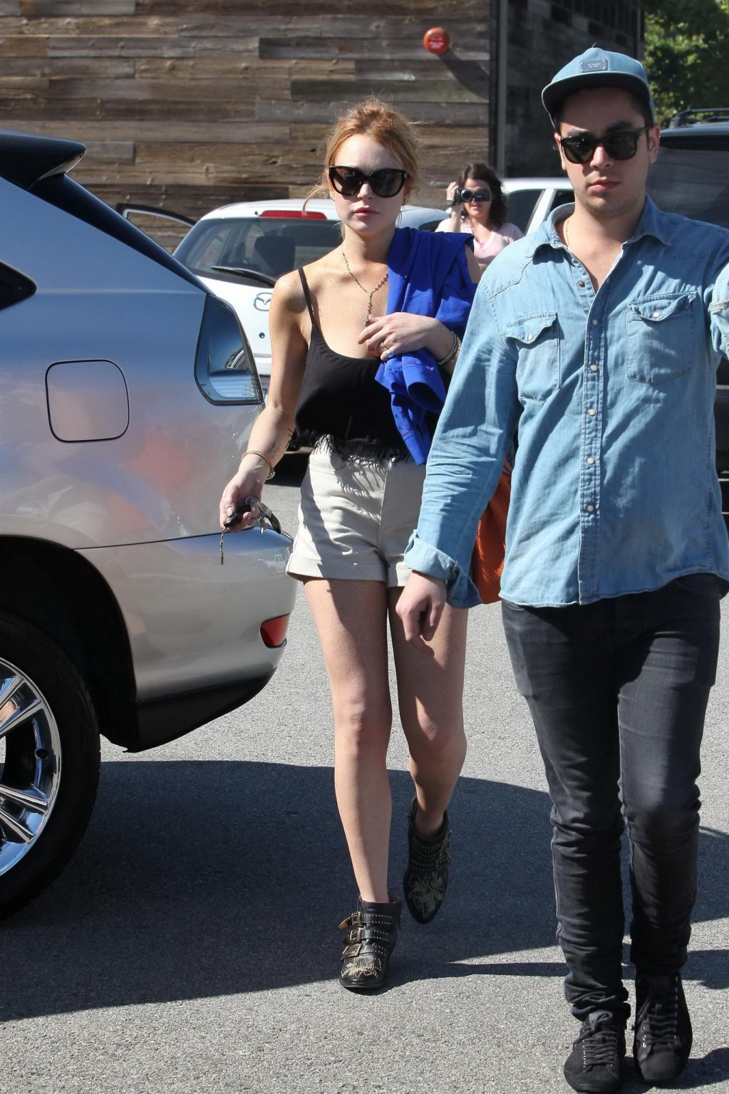 Lindsay lohan braless zeigt Ausschnitt downblouse an der Tankstelle in Malibu
 #75265405