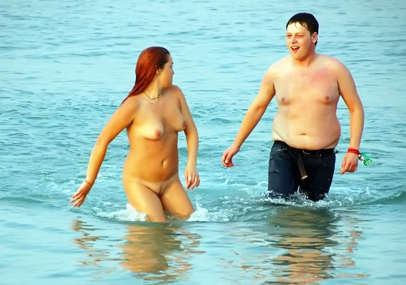 Sexy jóvenes desnudos juegan juntos en una playa pública
 #70292610