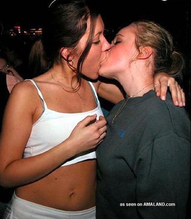 Compilation de photos d'amatrices chaudes et excitées qui s'embrassent
 #77067056