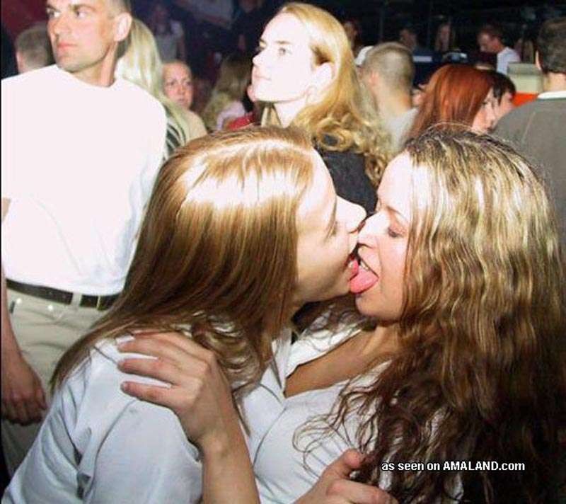 Compilation de photos d'amatrices chaudes et excitées qui s'embrassent
 #77067061