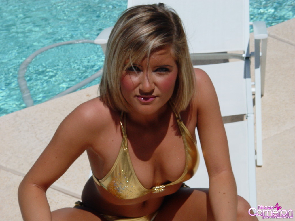 Joven en bikini dorado
 #73144865