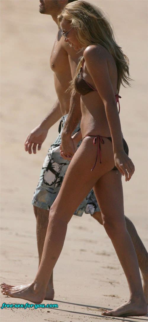 Nadine coyle con falda y bikini posando en la playa paparazzi pix
 #75433593