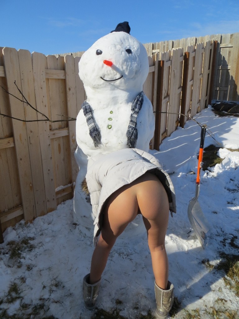 Un giovane amatoriale del Midwest succhia un pupazzo di neve all'aperto
 #67422086
