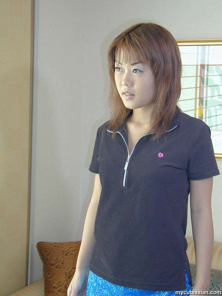 Japanische Studentin posiert zum ersten Mal nackt
 #69960882