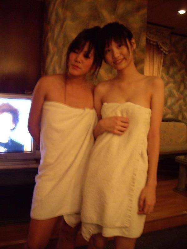 Amateur asian teen girlfriends take homemade pix en hotel room
 #69949412