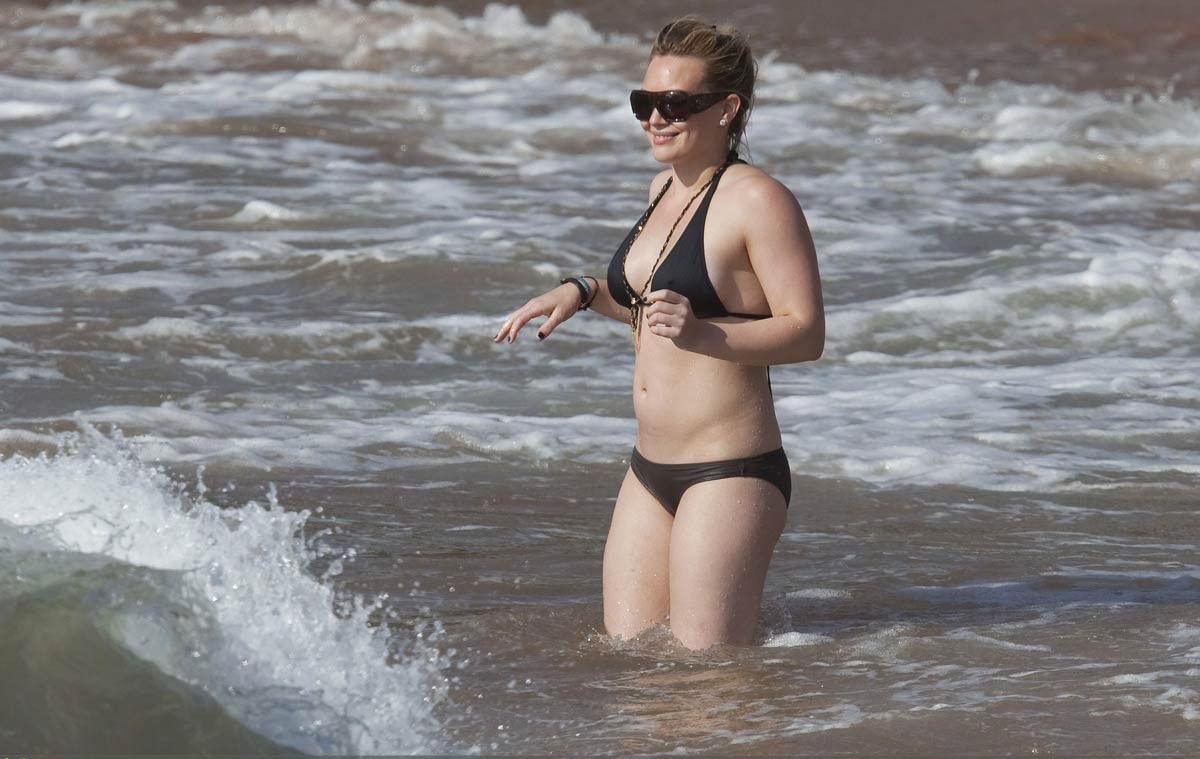 Hilary duff mostrando sus pokies en bikini sexy
 #75387189