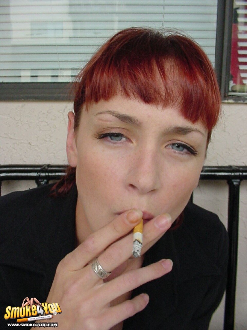Cassandra geht nach draußen und raucht faul ihre Zigaretten
 #76575369