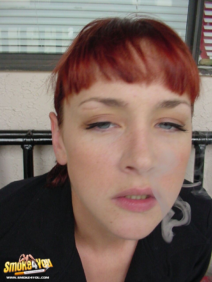 Cassandra geht nach draußen und raucht faul ihre Zigaretten
 #76575378