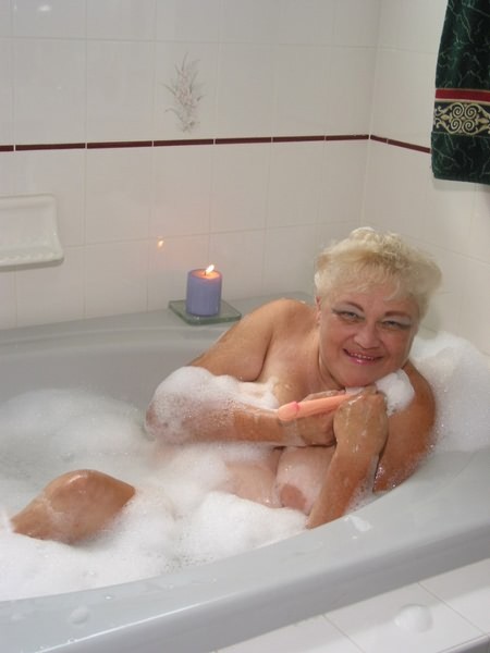 La vieja abuelita gorda de la bañera caliente es un poco tímida
 #71770439