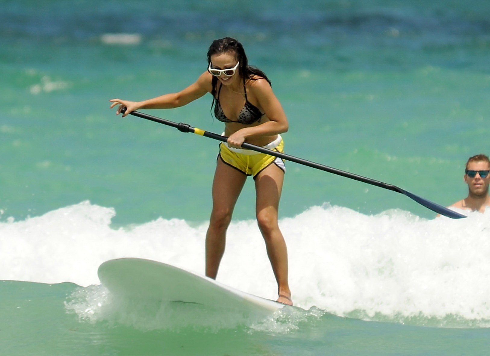 Karina smirnoff en train de faire du paddle surf sur la plage de miami avec un short en bikini
 #75256909