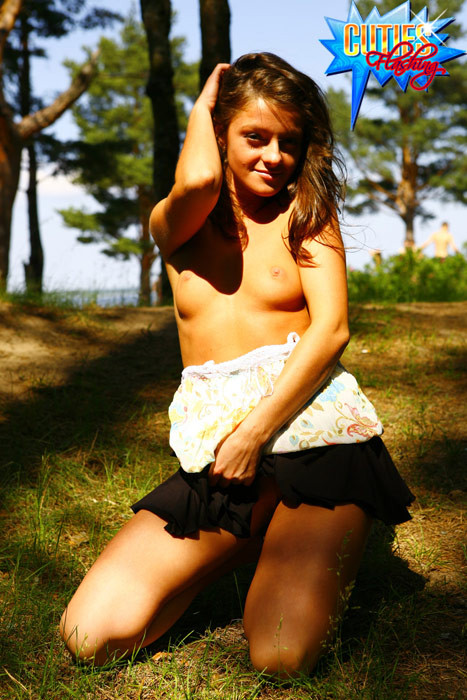 Süßes Model geht in den Wald, um nackt zu posieren
 #71557641