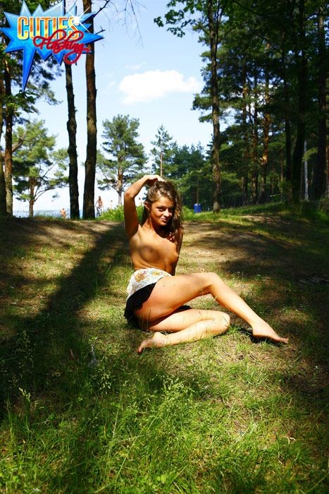 Süßes Model geht in den Wald, um nackt zu posieren
 #71557741