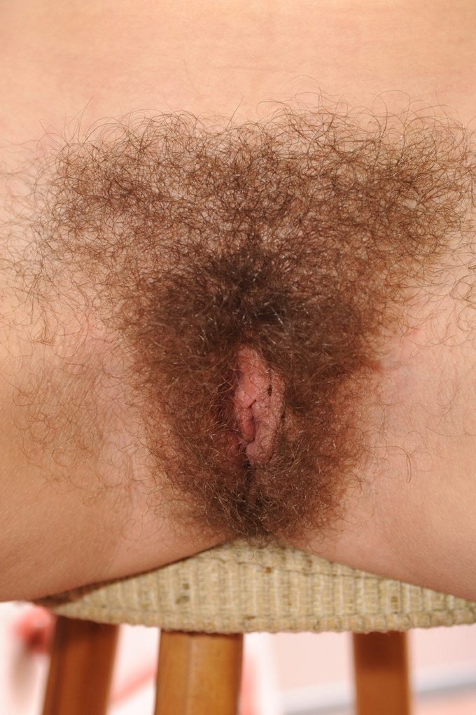 Hot brunette milf ottiene il suo castoro peloso penetrato
 #74808400