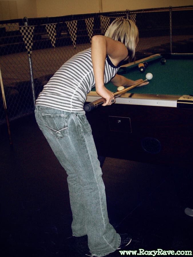 Amateur teen Mädchen schießen Pool
 #78910830