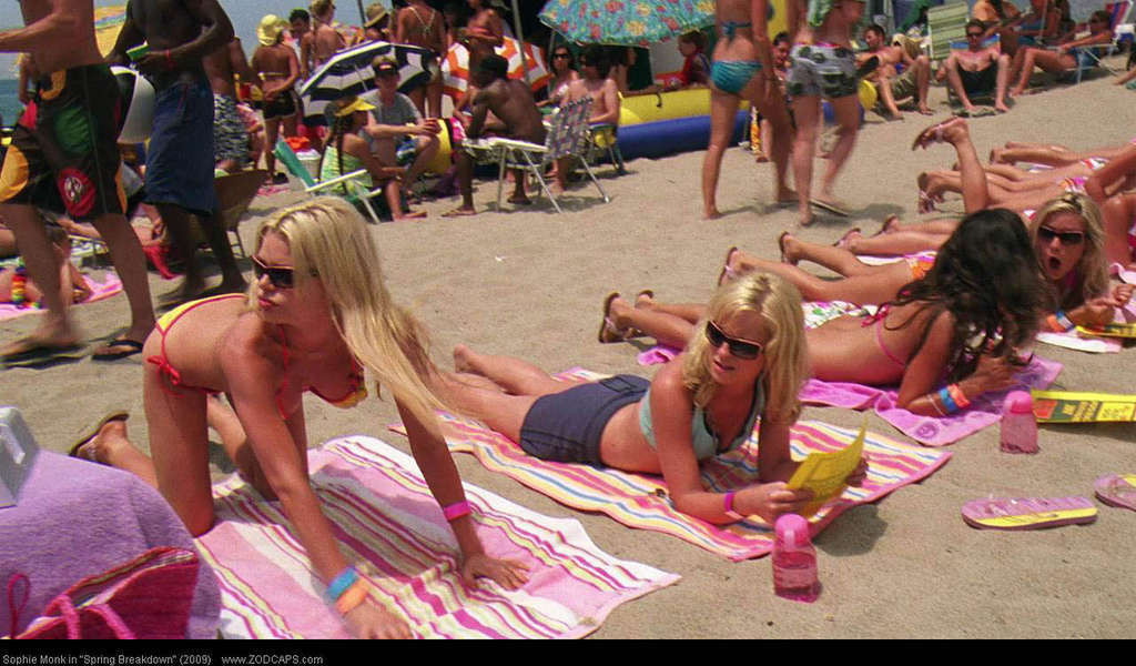Sophie Monk montre son corps sexy et chaud en bikini sur la plage.
 #75372679
