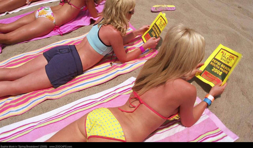 Sophie Monk montre son corps sexy et chaud en bikini sur la plage.
 #75372709
