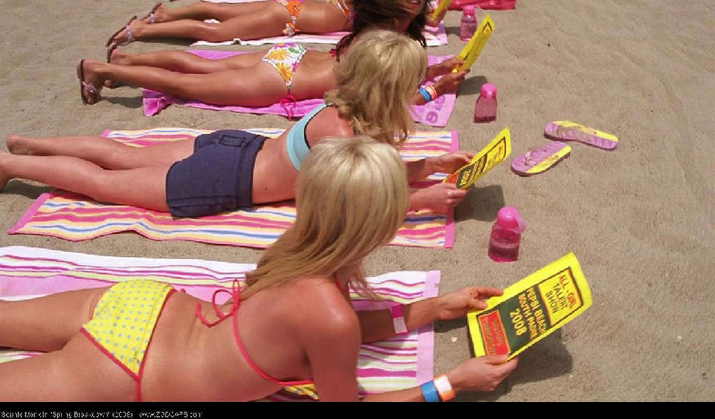 Sophie Monk montre son corps sexy et chaud en bikini sur la plage.
 #75372762