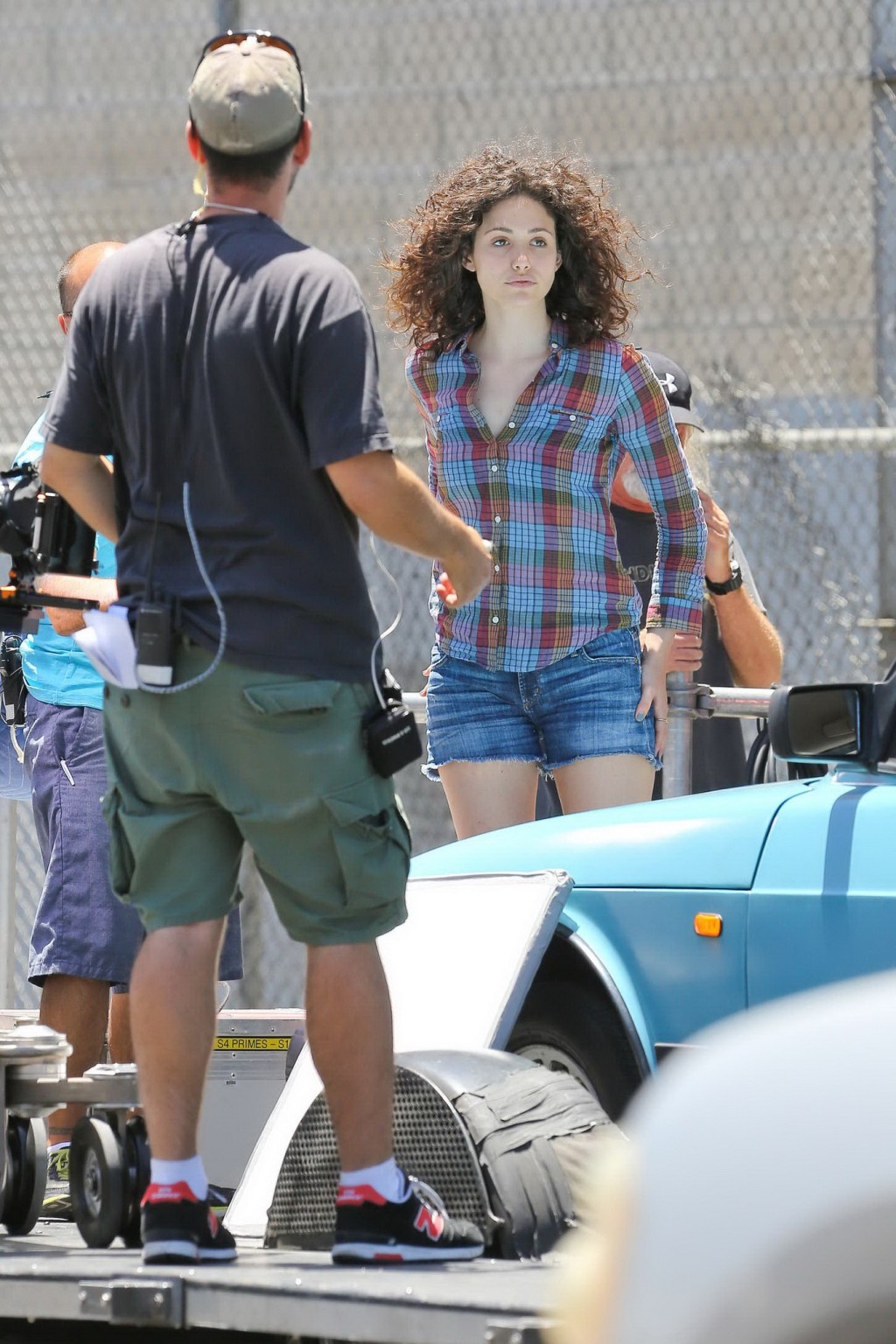 Emmy rossum in Jeans-Shorts und mit verrückten Haaren am Set von "Comet" in La
 #75228363