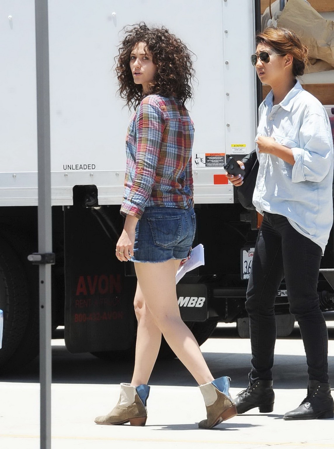 Emmy rossum in Jeans-Shorts und mit verrückten Haaren am Set von "Comet" in La
 #75228402