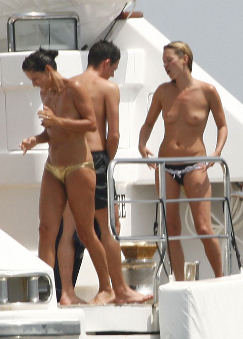 Kate Moss montrant ses jolis petits seins sur un yacht (photos paparazzi)
 #75416749