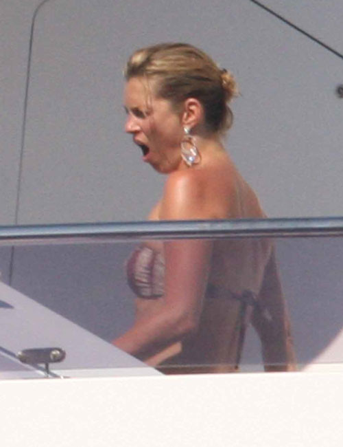 Kate Moss montrant ses jolis petits seins sur un yacht (photos paparazzi)
 #75416768