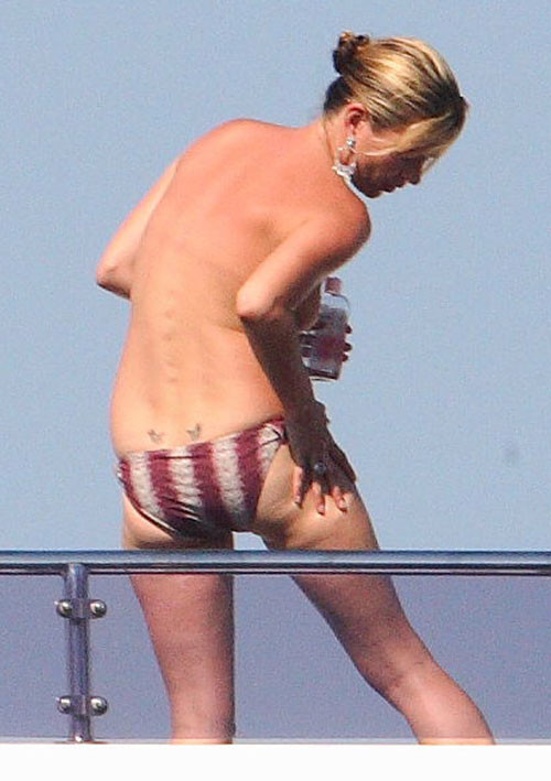 Kate Moss montrant ses jolis petits seins sur un yacht (photos paparazzi)
 #75416779