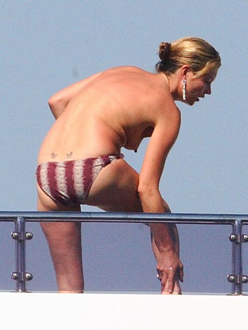 Kate Moss montrant ses jolis petits seins sur un yacht (photos paparazzi)
 #75416783