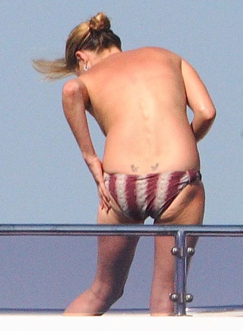 Kate Moss montrant ses jolis petits seins sur un yacht (photos paparazzi)
 #75416786