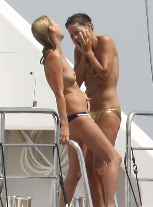 Kate Moss montrant ses jolis petits seins sur un yacht (photos paparazzi)
 #75416789