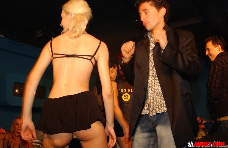 クラブでセクシーな女性が裸になって踊る
 #70683807