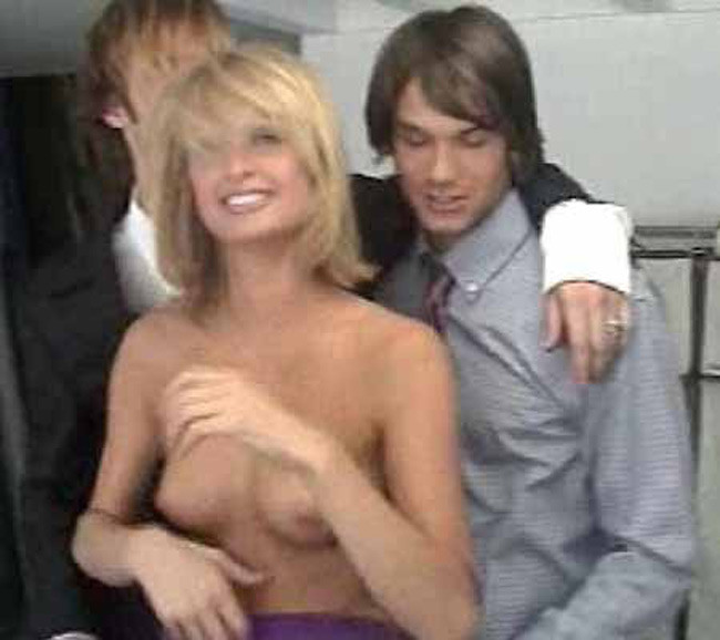 Celeb paris hilton tette nude bel capezzolo scivolare in pubblico
 #75417899