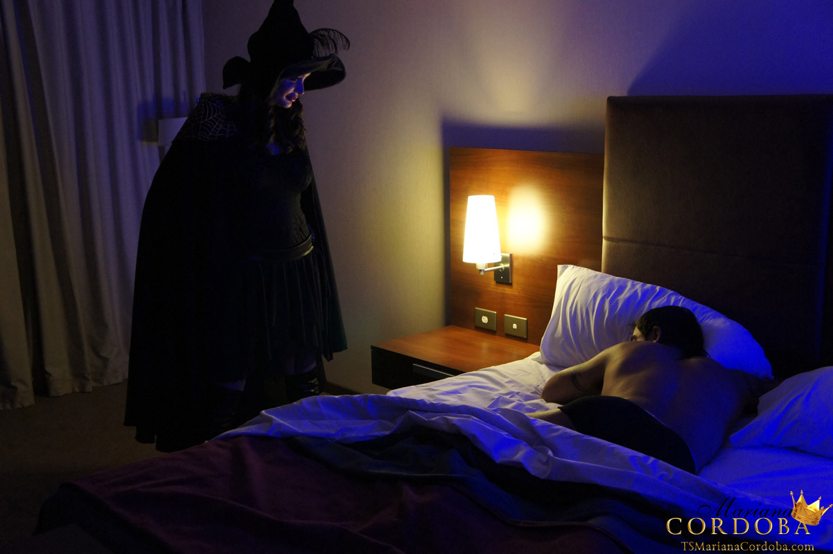 Mariana Cordoba, la sorcière d'Halloween, donne à un homme sans méfiance un coup de tête. 
 #75681598