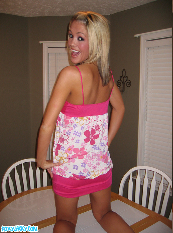 Foxy Jacky liebt es, gebohrt zu werden, während sie Abendessen kocht
 #67853605