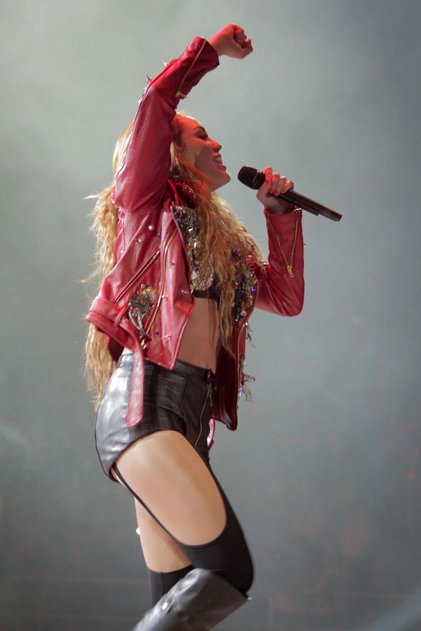 Miley Cyrus exposant son corps sexy et se produisant en soutien-gorge sur une scène de théâtre
 #75304551