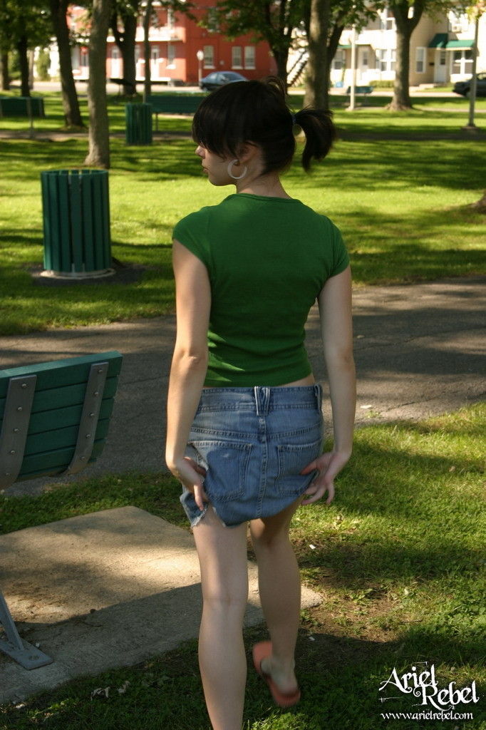 Teen blinkt upskirt draußen im Park
 #67575792