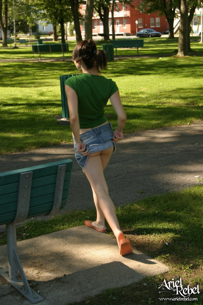 Jeune exhibant sa mini-jupe dans un parc
 #67575801