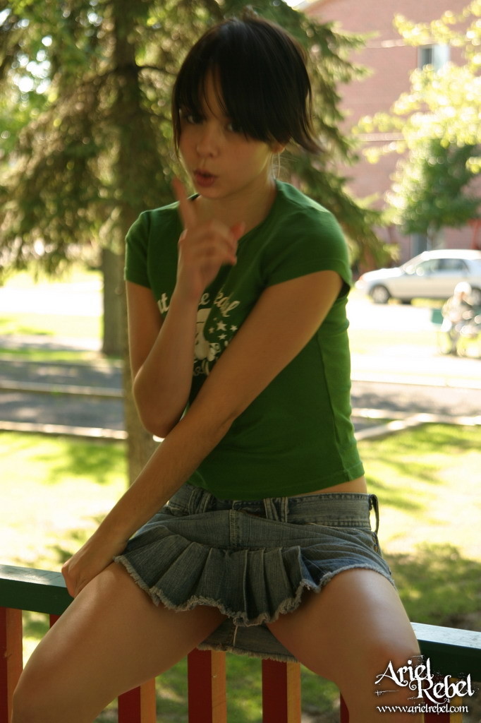 Jeune exhibant sa mini-jupe dans un parc
 #67575809