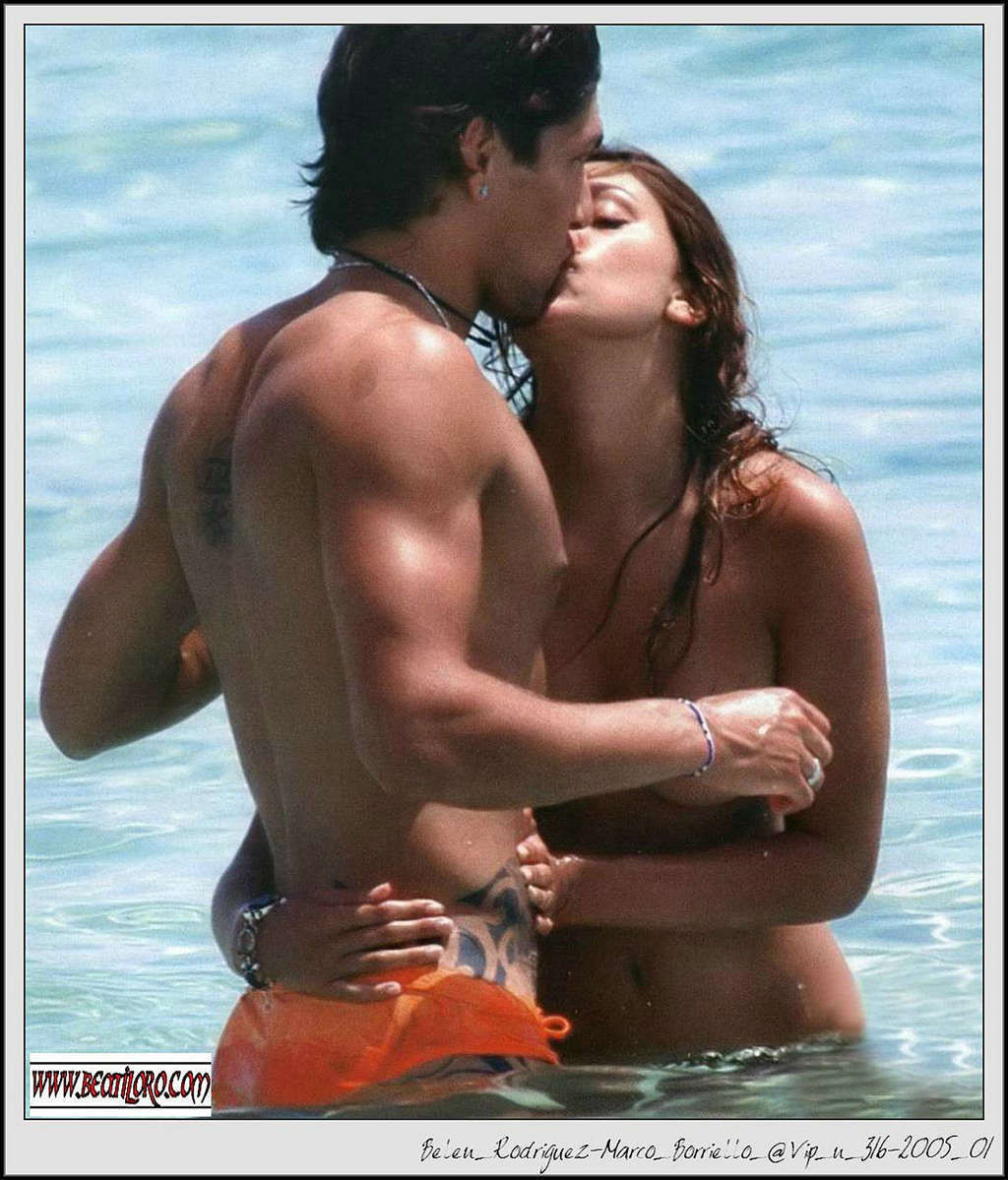 Belen rodriguez genießt mit ihrem Freund am Strand in topless
 #75353408