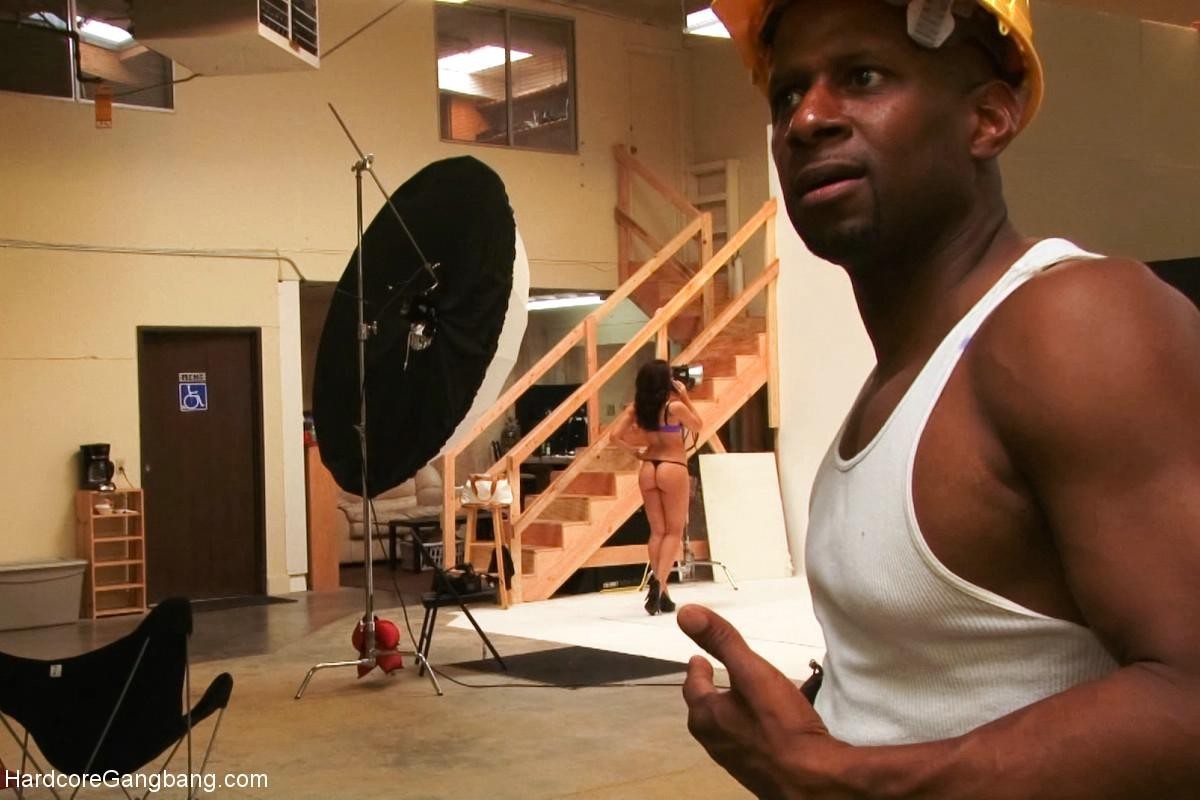 Reiche Schlampe wird runtergenommen und in jedes Loch gefickt
 #68708014