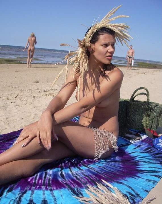 La plage publique est devenue plus chaude avec une jeune nudiste.
 #72248710