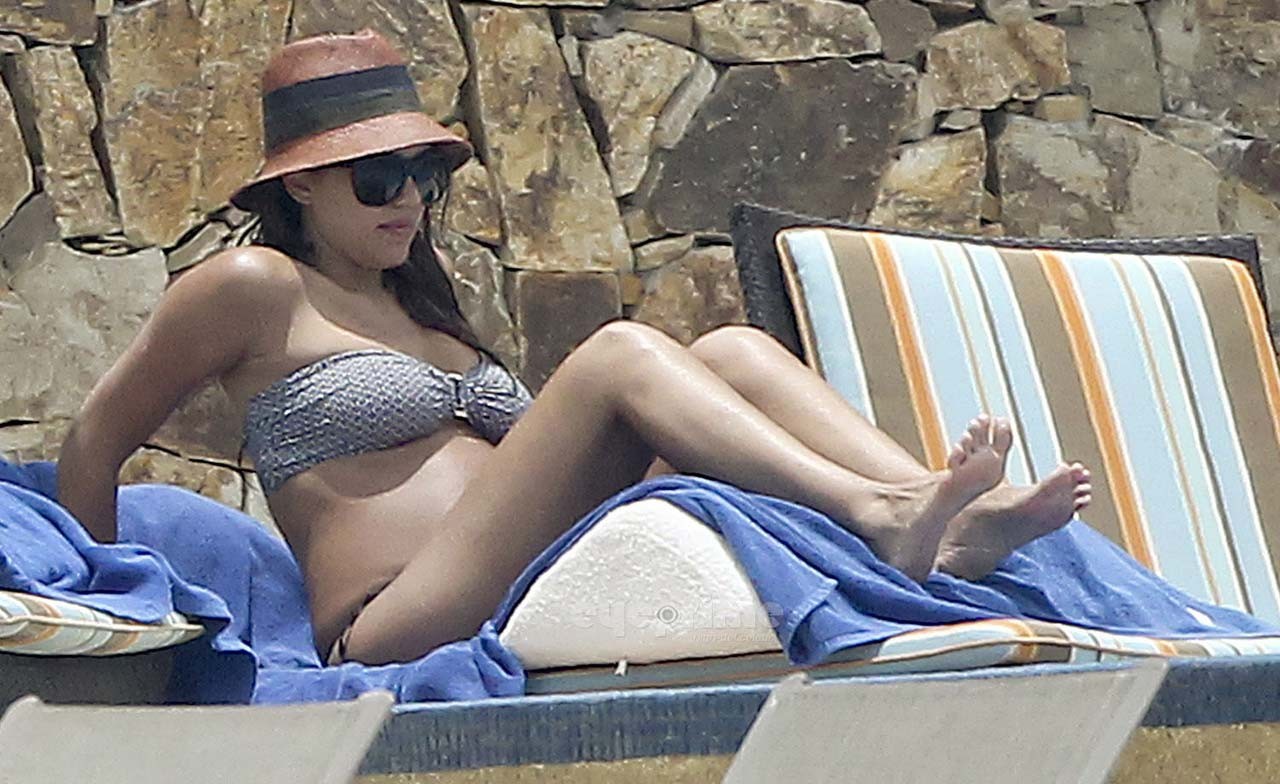 Jessica alba luciendo sexy embarazada en bikini en la playa y exponiendo sus tetas
 #75304263