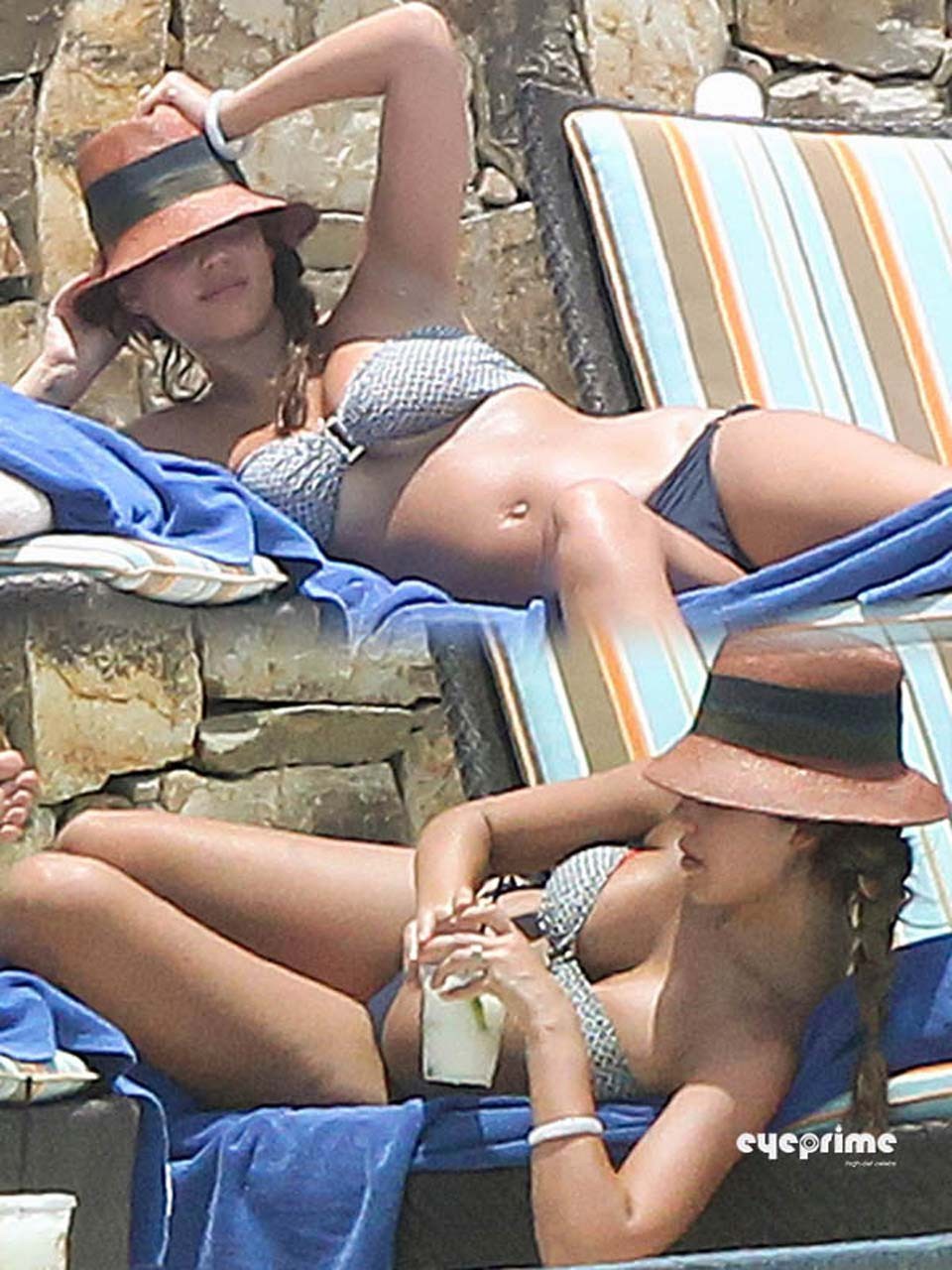 Jessica alba luciendo sexy embarazada en bikini en la playa y exponiendo sus tetas
 #75304267